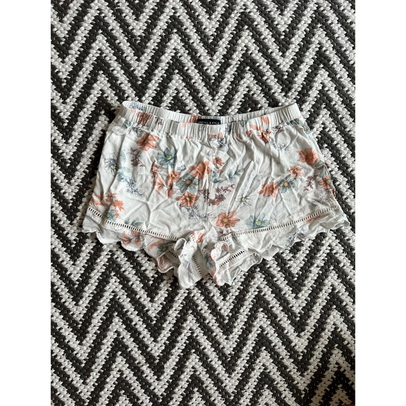 Kendall & Kylie Floral Flowy Shorts - Picture 1 of 4